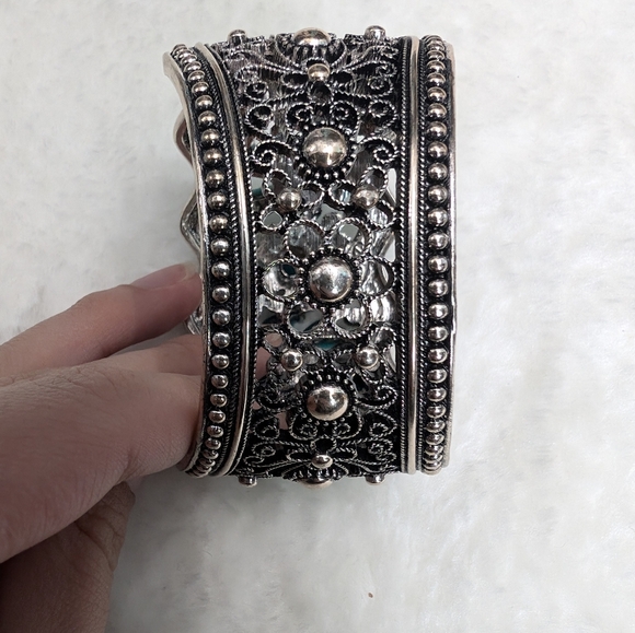 Beautiful Bangle Bracelet Cuff with floral design in rhinestones - Picture 4 of 5
